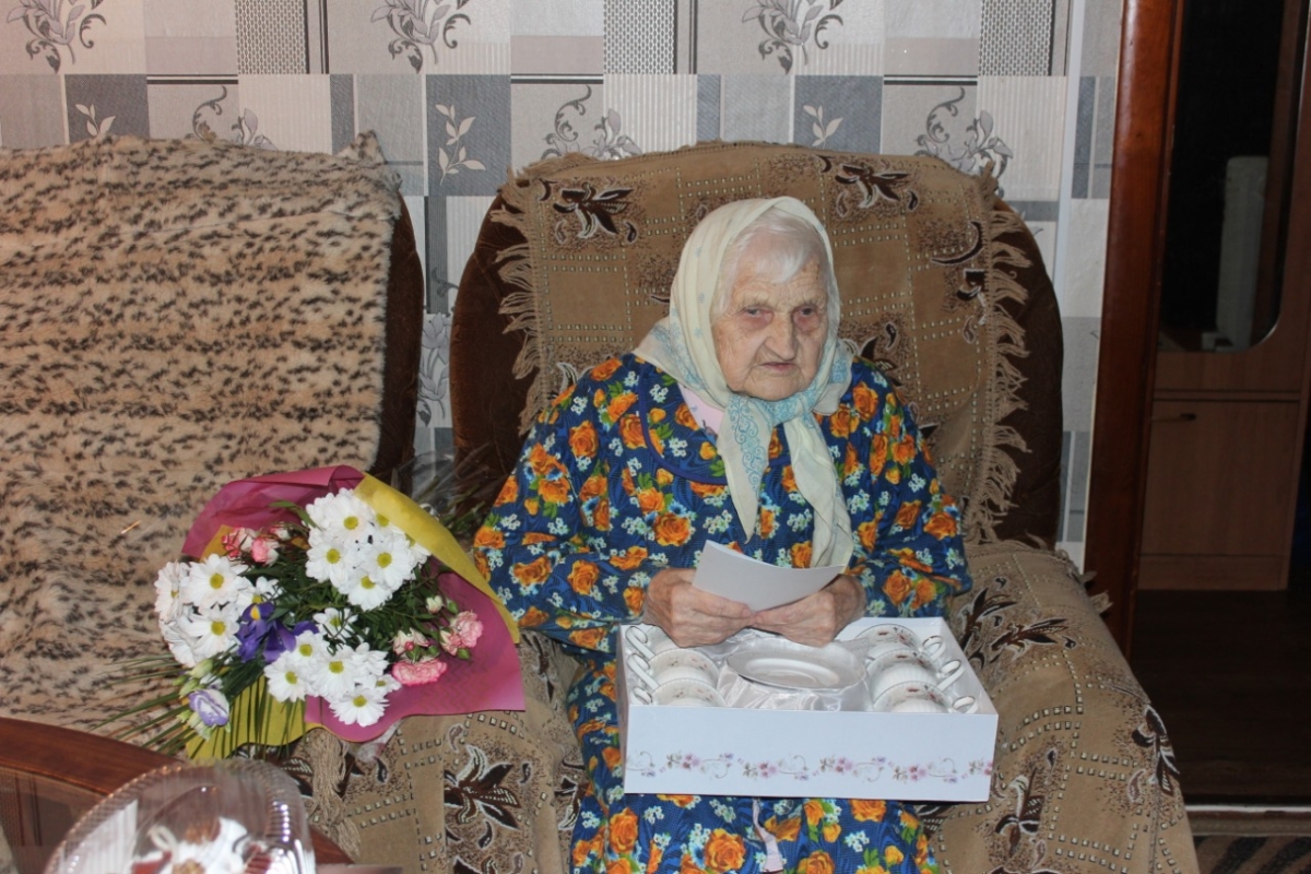 Игорь Руденя поздравил Екатерину Колосову со 100-летним юбилеем