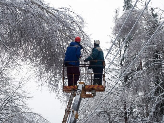 В Тверской области устраняют последствия сильного снегопада