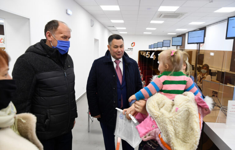 Игорь Руденя посетил новый филиал МФЦ в Вышнем Волочке