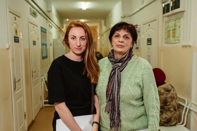 В Твери многодетная мама сделала прививку от коронавируса