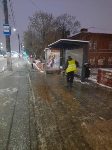 В Твери идёт обработка улиц от гололёда