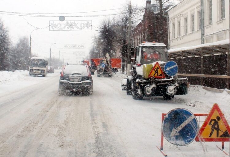 В Твери МУП «ЖЭК» круглосуточно расчищает дороги