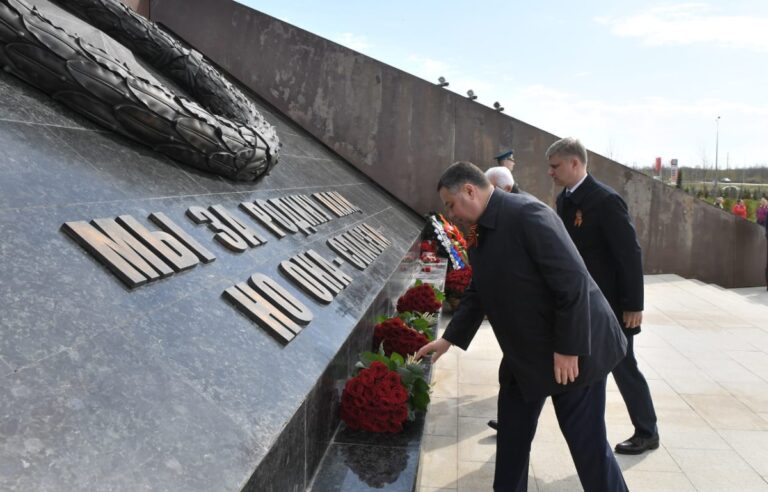 В Тверской области открытие новой станции началось с возложения цветов к мемориалу