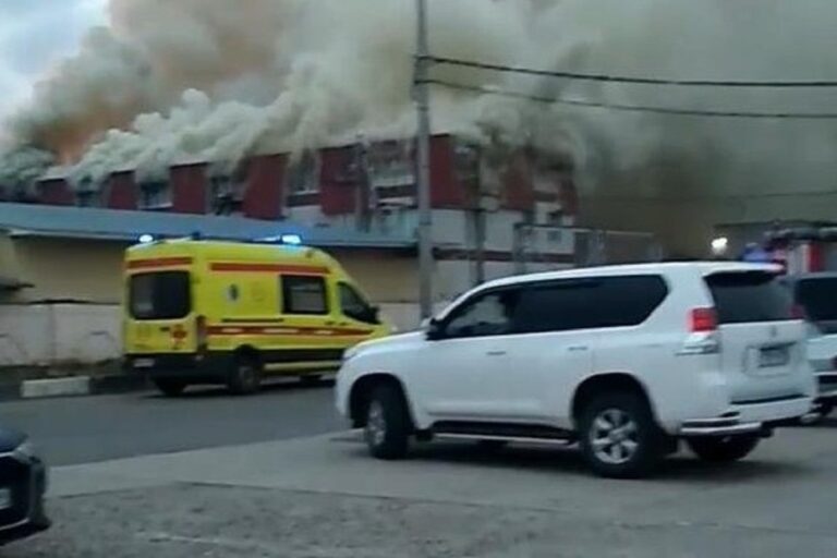 В Твери тушат крупный пожар на улице Плеханова