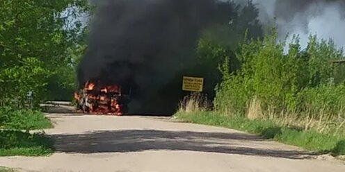 В Тверской области пассажирский автобус загорелся прямо на дороге