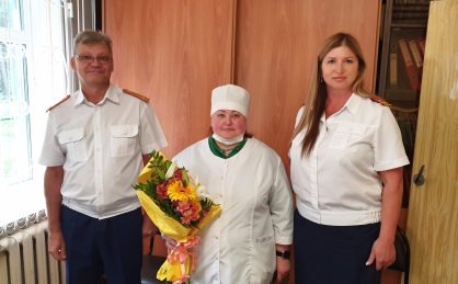 Сотрудники тверского следкома вручили награду медсестре госпиталя