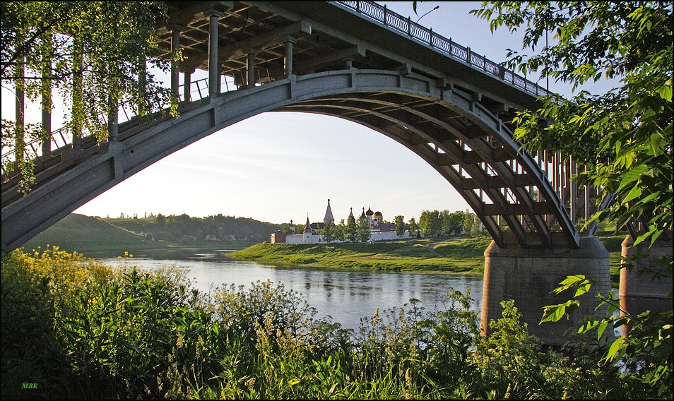 В Тверской области не дали погибнуть мужчине, пытавшемуся прыгнуть с моста