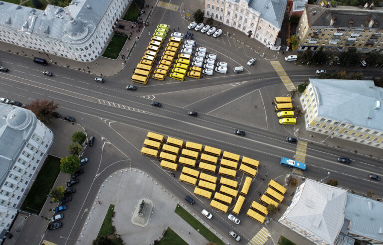В Тверской области вручили ключи от новых школьных автобусов и машин скорой помощи