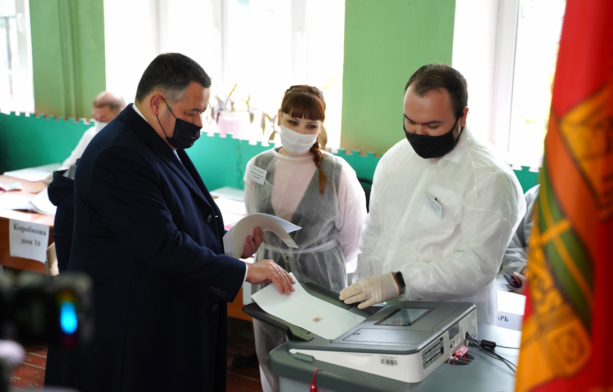 Игорь Руденя проголосовал в тверской школе №14