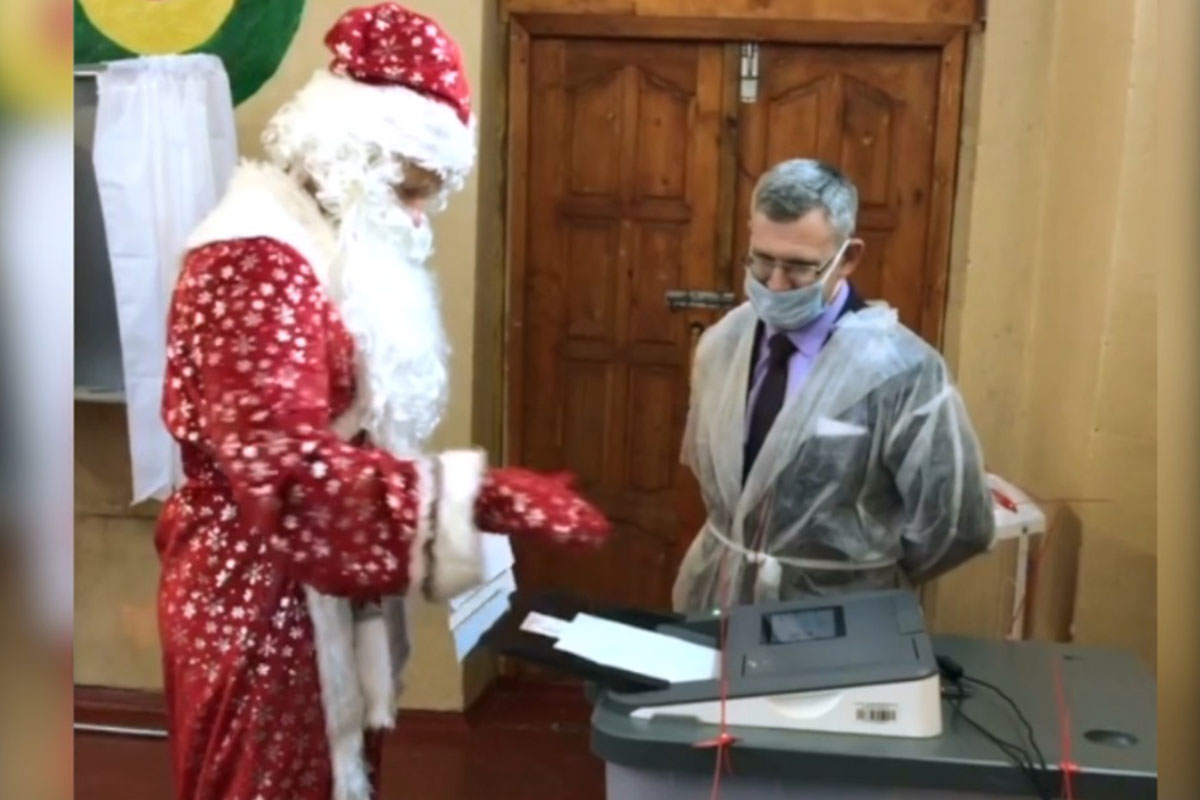 Дед Мороз проголосовал на выборах в Твери