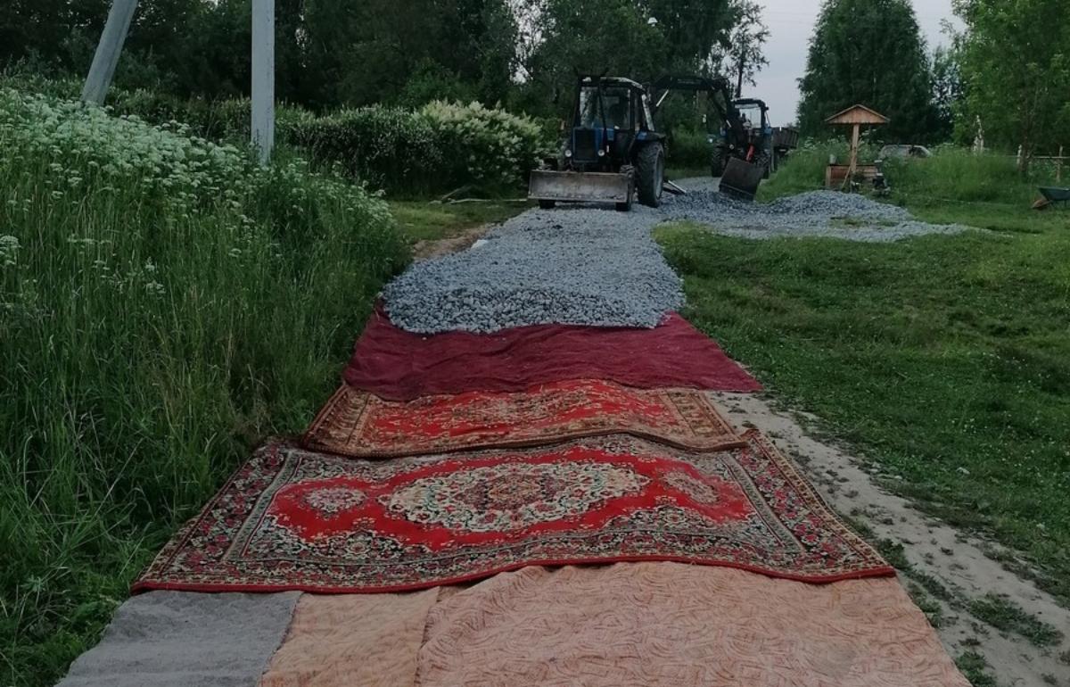 В Тверской области жители ремонтируют дорогу коврами