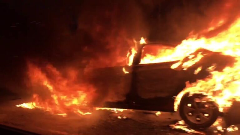 В Твери в ЖК Брусилово сгорели три автомобиля