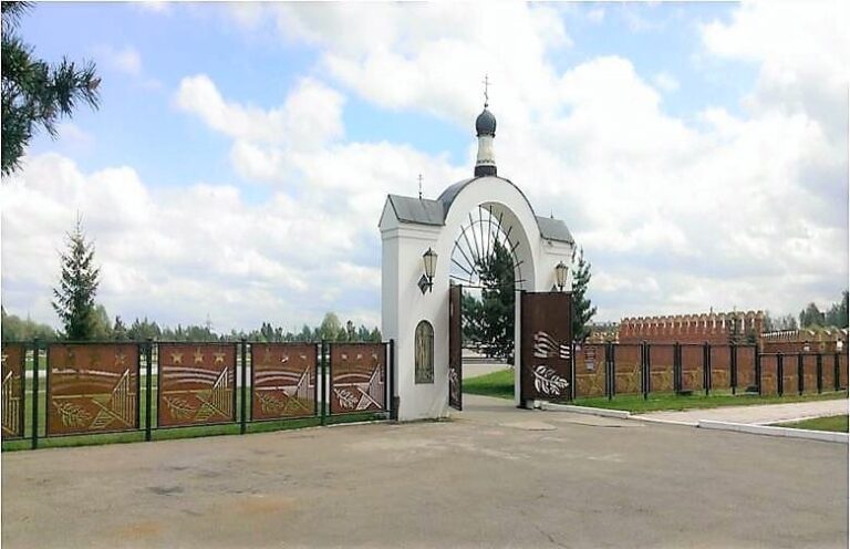 На Мемориальном кладбище во Ржеве пропали железные ворота