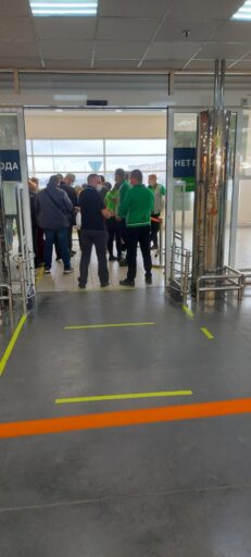 На входе в Тверской ТЦ люди устроили драку из-за режима QR-кодов