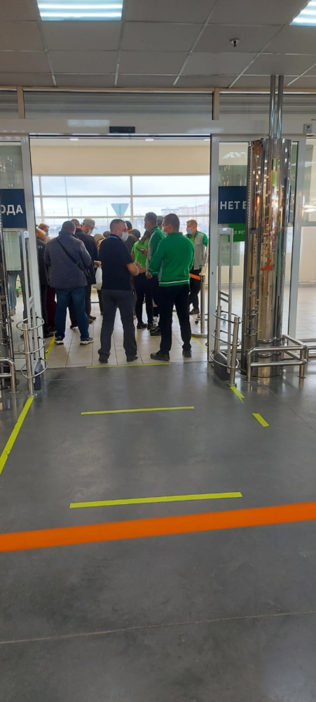 На входе в Тверской ТЦ люди устроили драку из-за режима QR-кодов