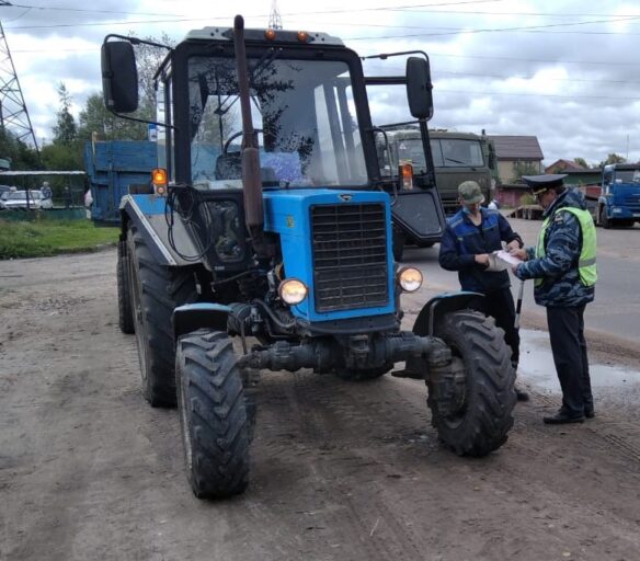 Пьяный мужчина из Тверской области угнал трактор своего собутыльника