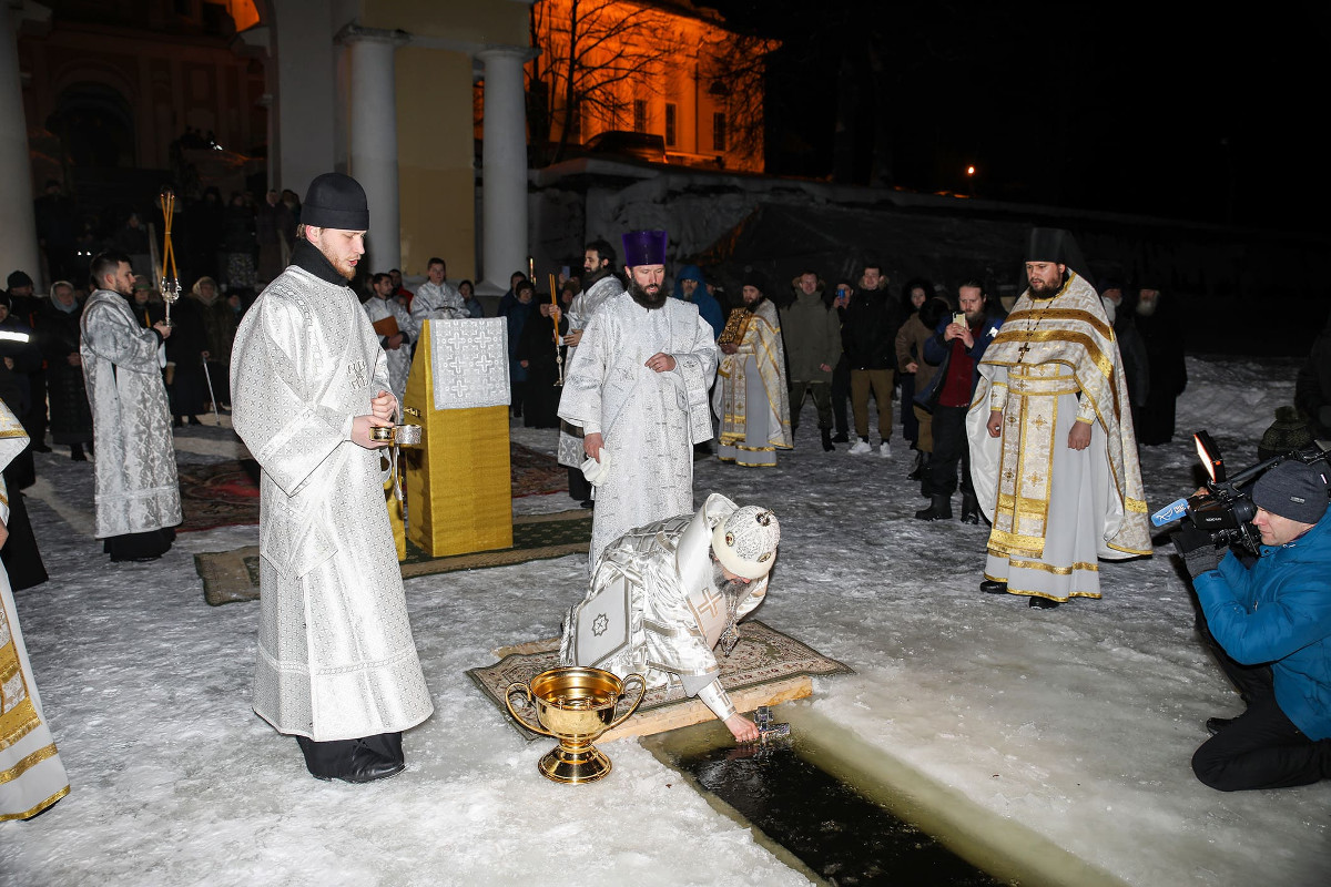 Тверской и Кашинский митрополит освятил воду в озере Селигер 