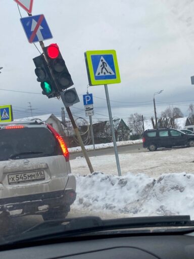 Автолюбители обнаружили в Твери «пизанский светофор»