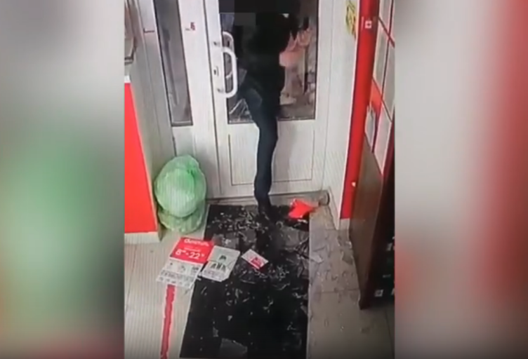 В Тверской области грабители вынесли из магазина алкоголя на 14 тысяч рублей