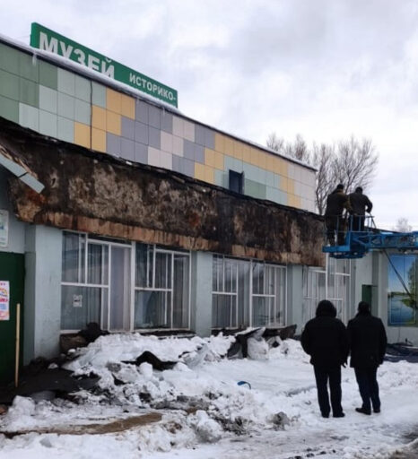 В Тверской области снег и лед стали причиной обрушения вывески музея