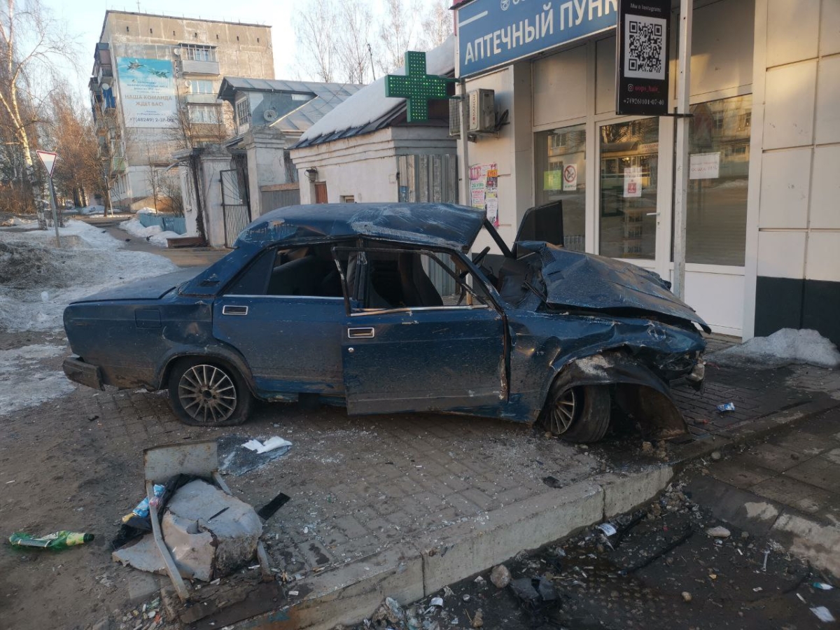 В Тверской области автомобиль перевернулся и вылетел на тротуар