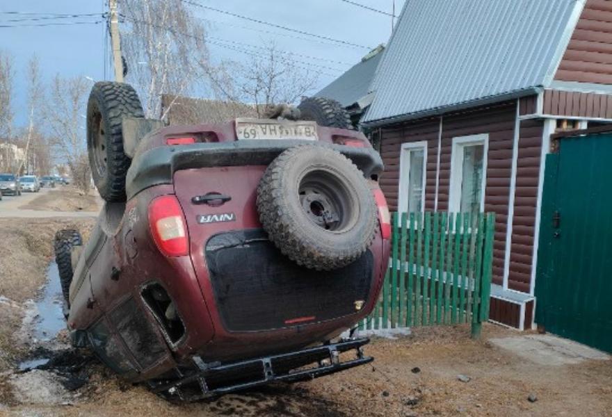 Тверской водитель попавшего в ДТП внедорожника доставлен в больницу