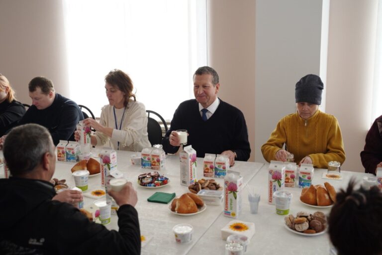 Вынужденные переселенцы с Украины с экскурсией посетили ЗАО «Калининское»