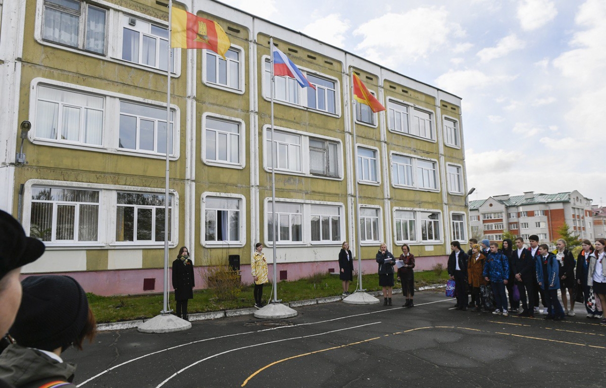 Более 200 школ Тверской области начали учебную неделю с новой традиции 