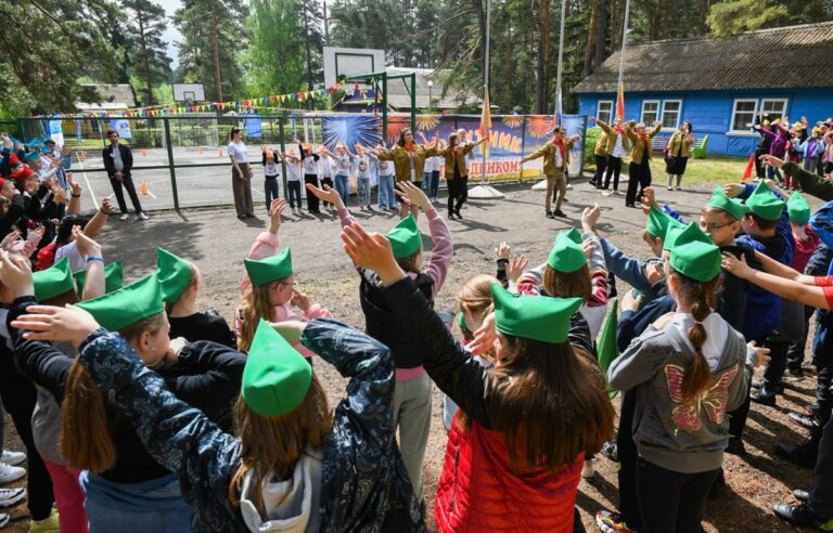 Игорь Руденя и Владимир Васильев посетили детский лагерь "Спутник"