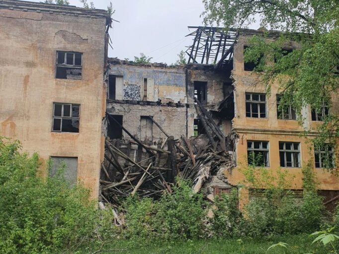 В Твери рухнула старая заброшенная школа №5