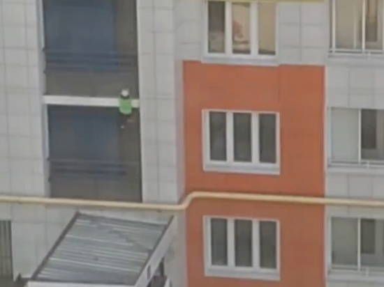 В Твери мужчина спас ребёнка, повисшего с балкона