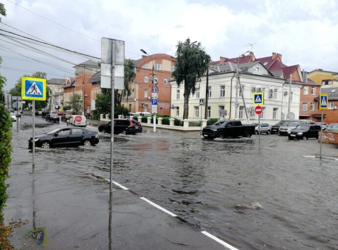 Одну из центральных улиц Твери затопило после ливня