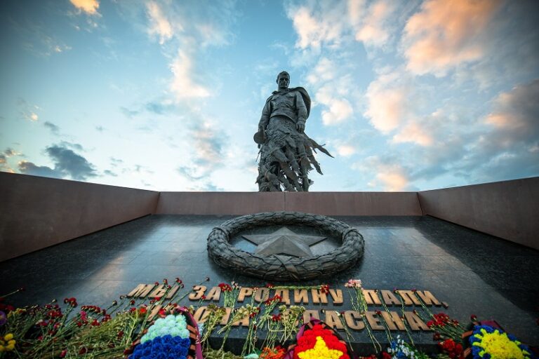 Игорь Руденя возложил цветы к Ржевскому мемориалу Советскому Солдату