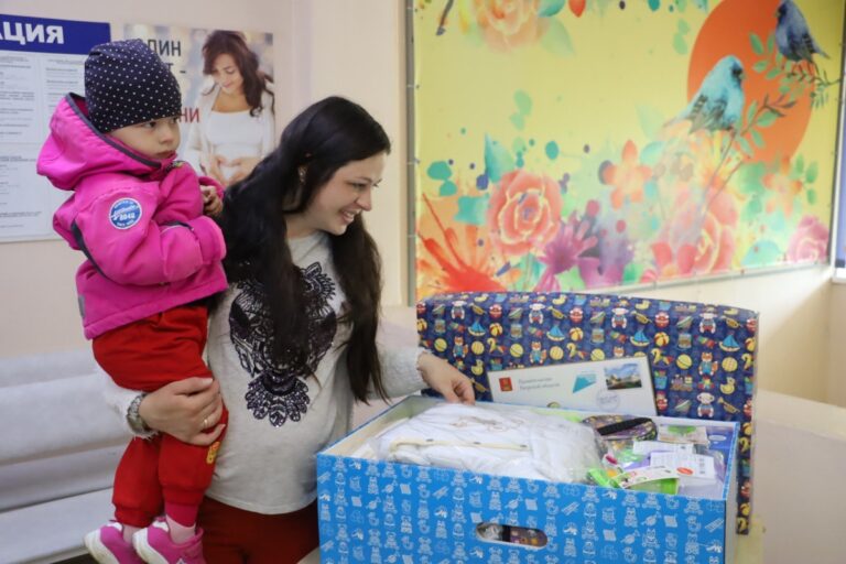 С начала 2022 года в Тверской области более 4,6 тысяч новорожденных получили специальные подарки