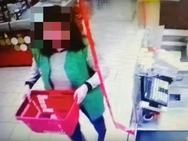 В Твери сотрудница магазина украла деньги из кошелька покупательницы