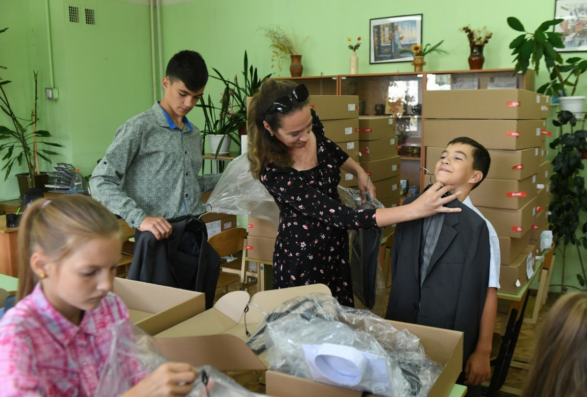 В Тверской области продолжают выдавать школьную форму