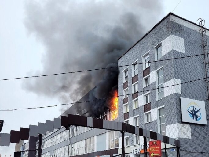 В Твери на Пролетарке произошёл пожар в офисном здании