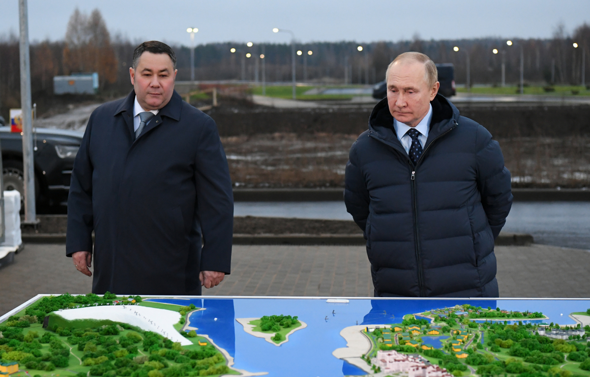 Владимир Путин посетил площадку строительства нового речного порта в Тверской области