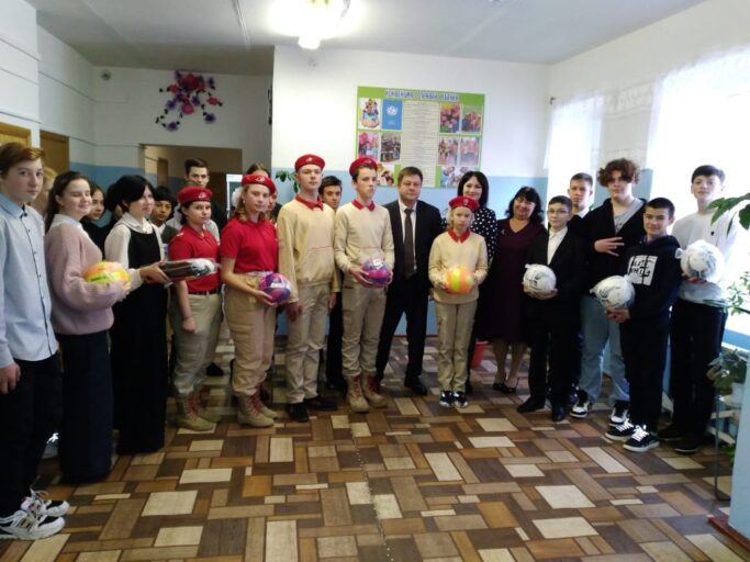 В школы Калининского района передали подарки от правительства региона