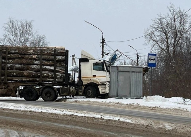 В Тверской области лесовоз протаранил торговый ларек