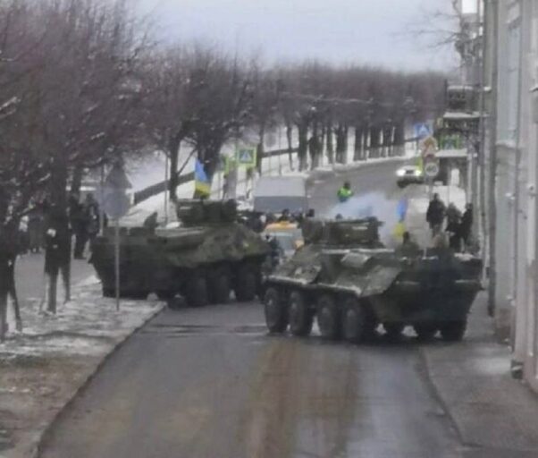 Тверичам объяснили, почему по улицам проехали танки с флагами Украины