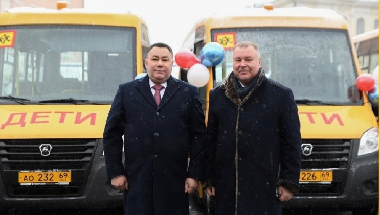 Школе под Тверью подарили новый автобус