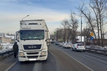 В Тверской области грузовик сбил девочку