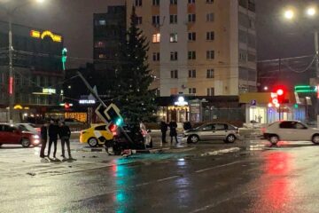 В центре Твери из-за аварии снесли светофор