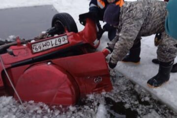 В Конаковском районе утонул автомобиль