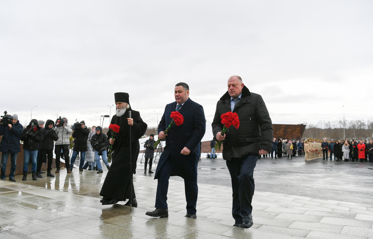 Игорь Руденя возложил цветы к Ржевскому мемориалу Советскому солдату