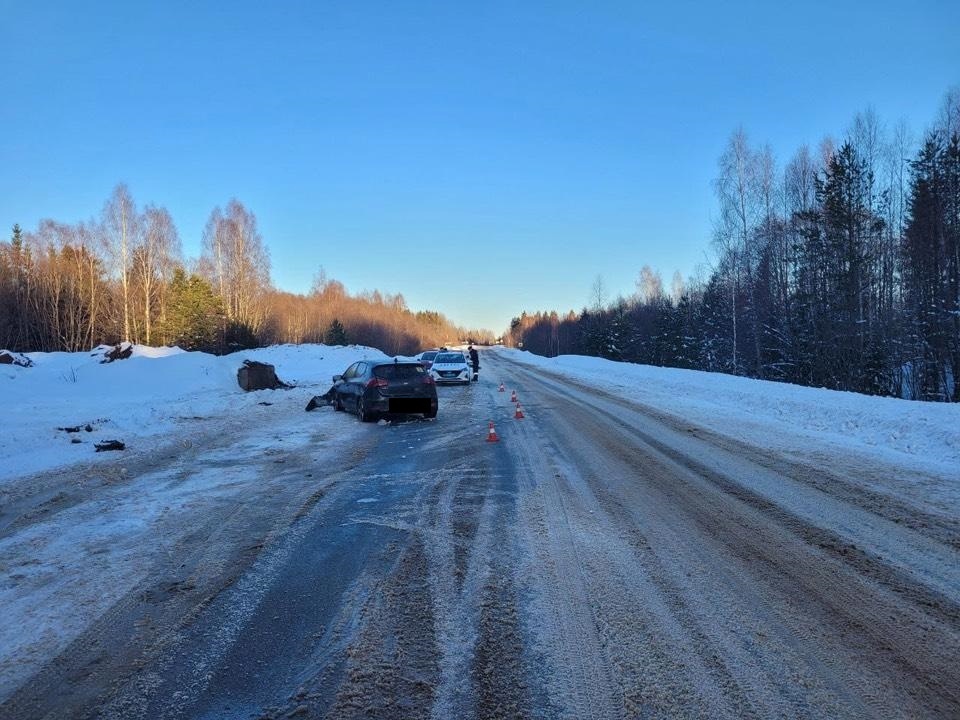Автомобиль в Тверской области наехал на железобетонный блок
