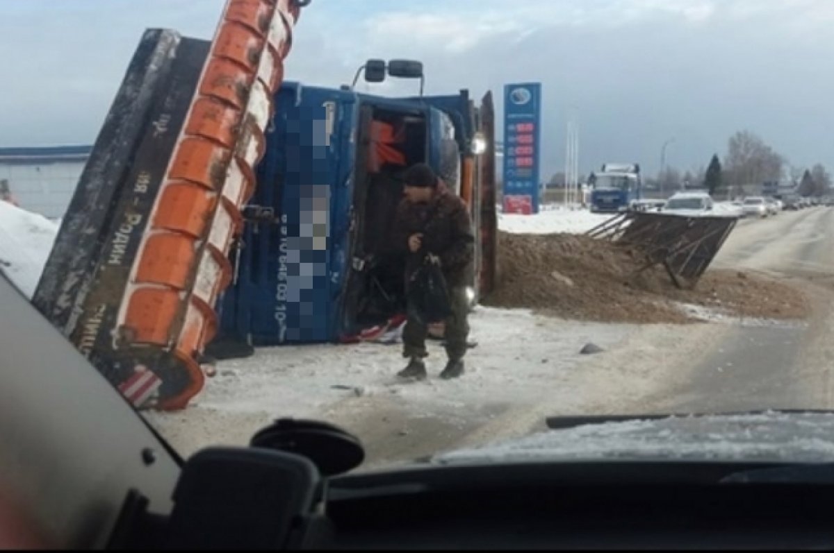 В Тверской области перевернулся грузовик