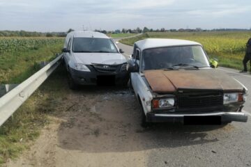 В Калининском районе двое водителей не поделили дорогу