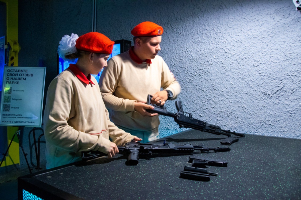 Юнармейцы Тверской области практикуются в стрельбе в тире